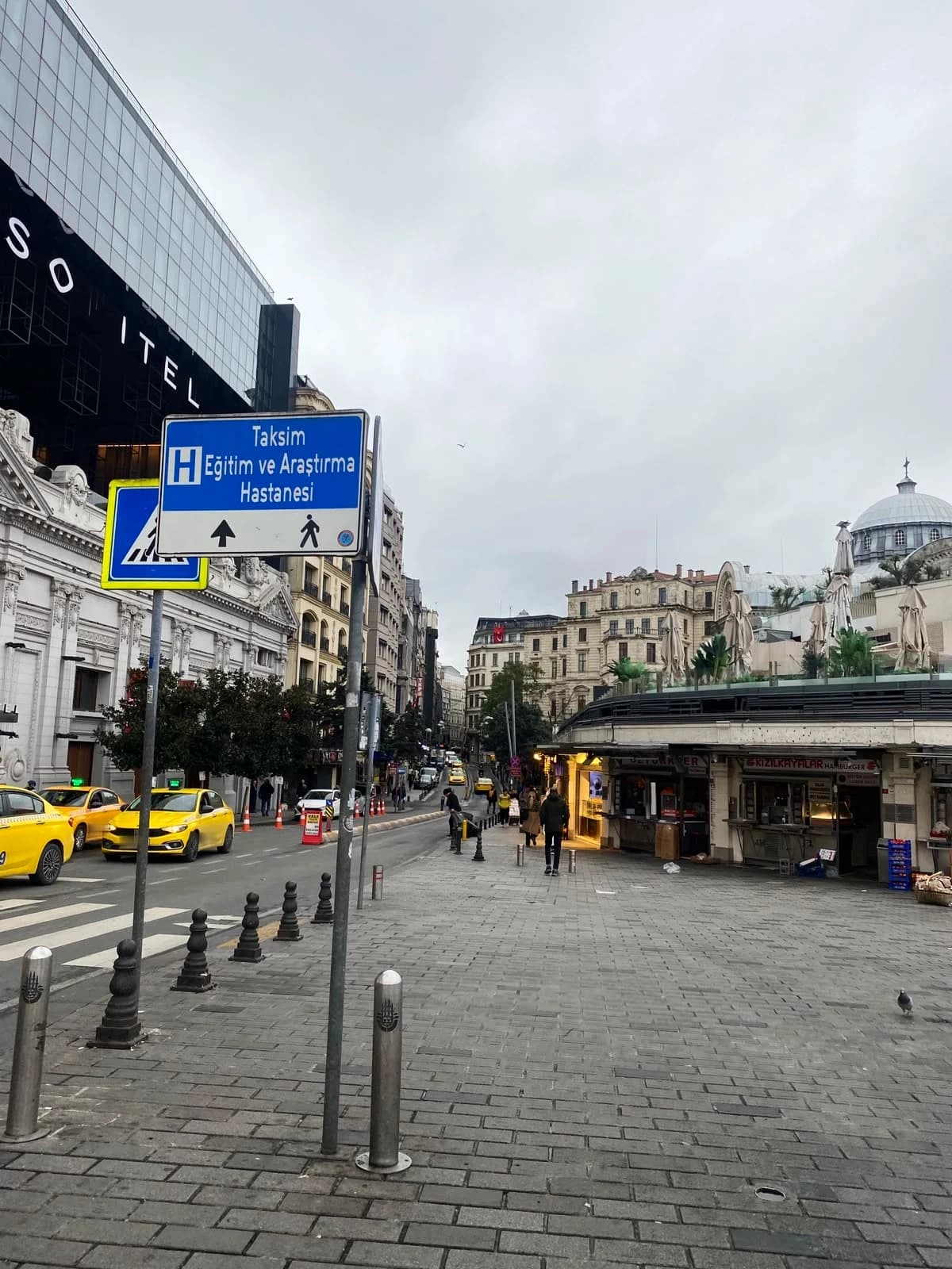 Taksim Meydanı’nda hastane yönünü gösteren mavi tabela
