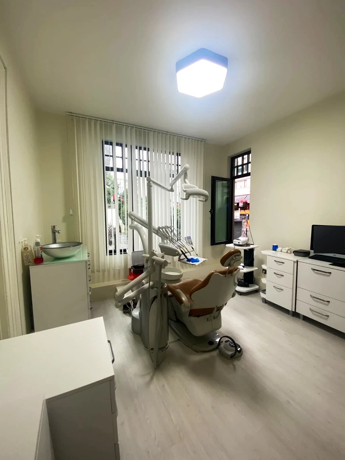 İkinci tedavi odası: pencere önünde diş ünitesi ve lavabo